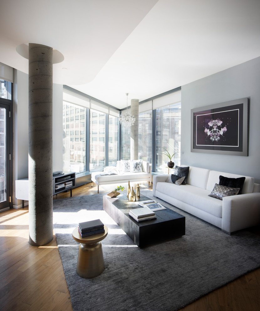 Стильный дизайн: парадная, открытая гостиная комната в современном стиле с серыми стенами, паркетным полом среднего тона и коричневым полом - последний тренд