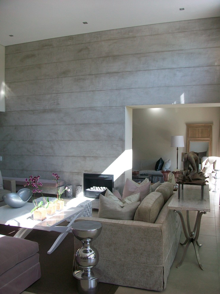Modernes Wohnzimmer mit Kamin in Sonstige