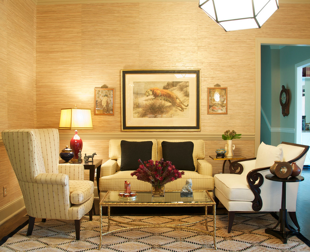 Cette image montre un petit salon design avec une salle de réception et un mur beige.