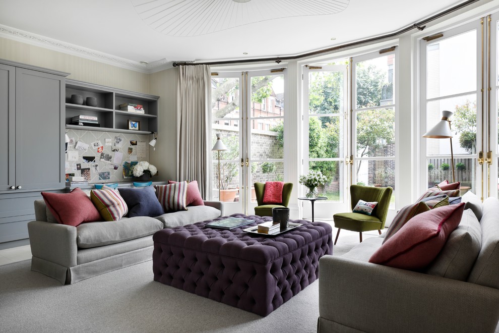 Fernseherloses Modernes Wohnzimmer mit beiger Wandfarbe und Teppichboden in London