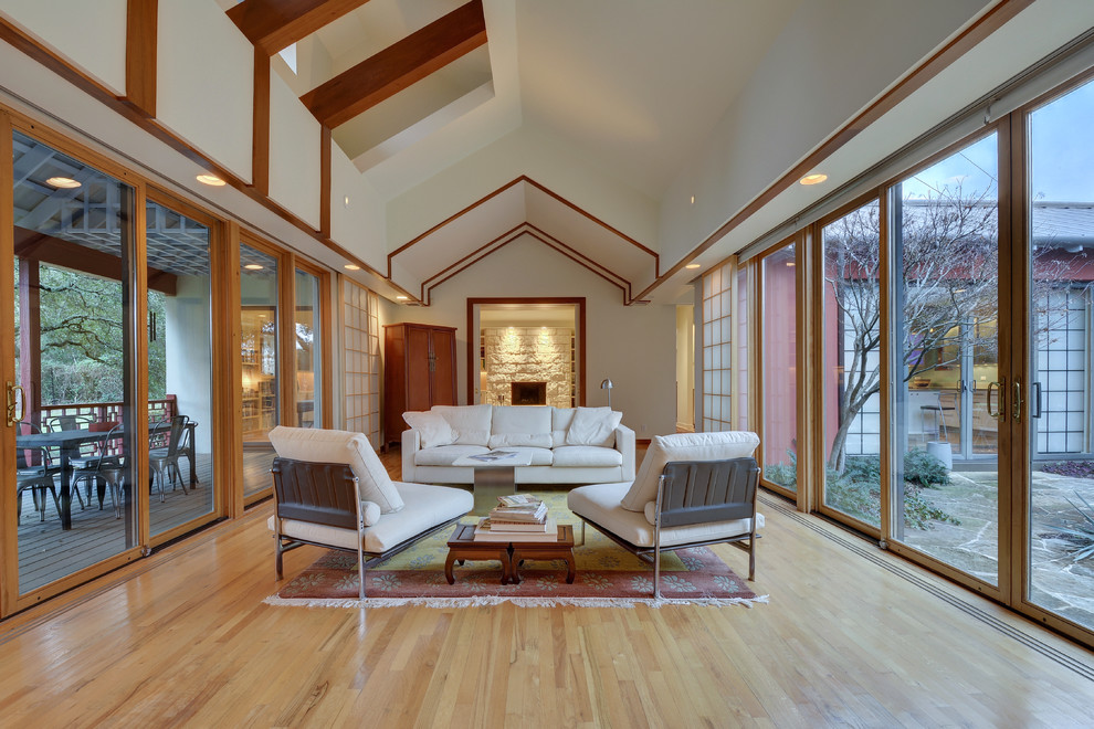 Fernseherloses, Offenes Modernes Wohnzimmer mit weißer Wandfarbe und hellem Holzboden in Austin