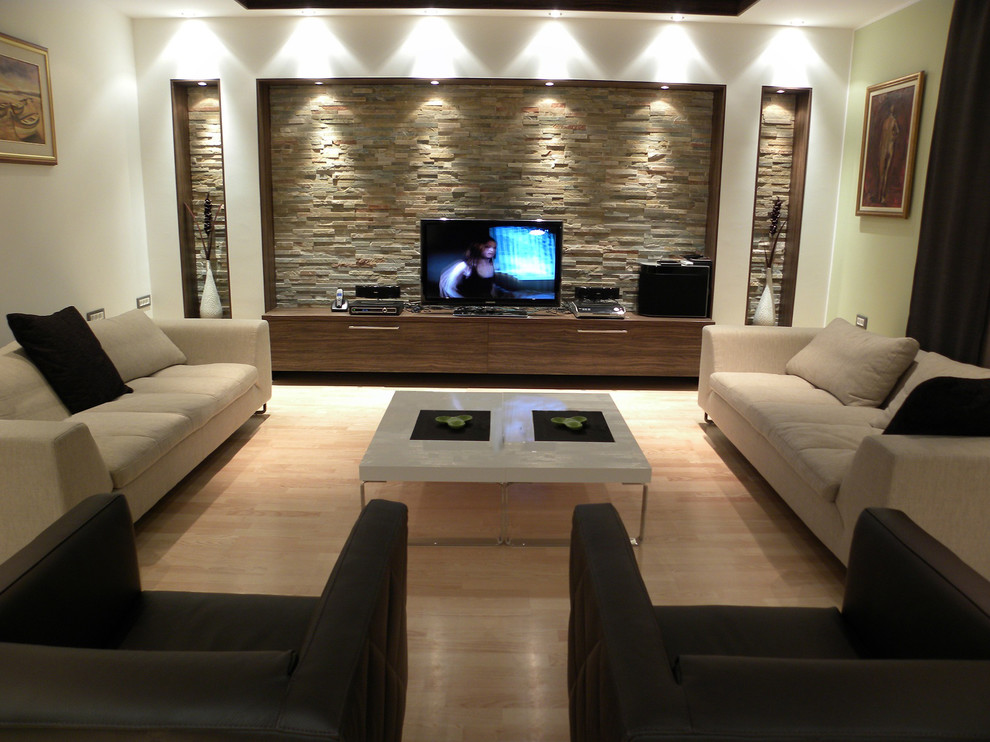 Idee per un soggiorno minimal con TV autoportante e pavimento beige