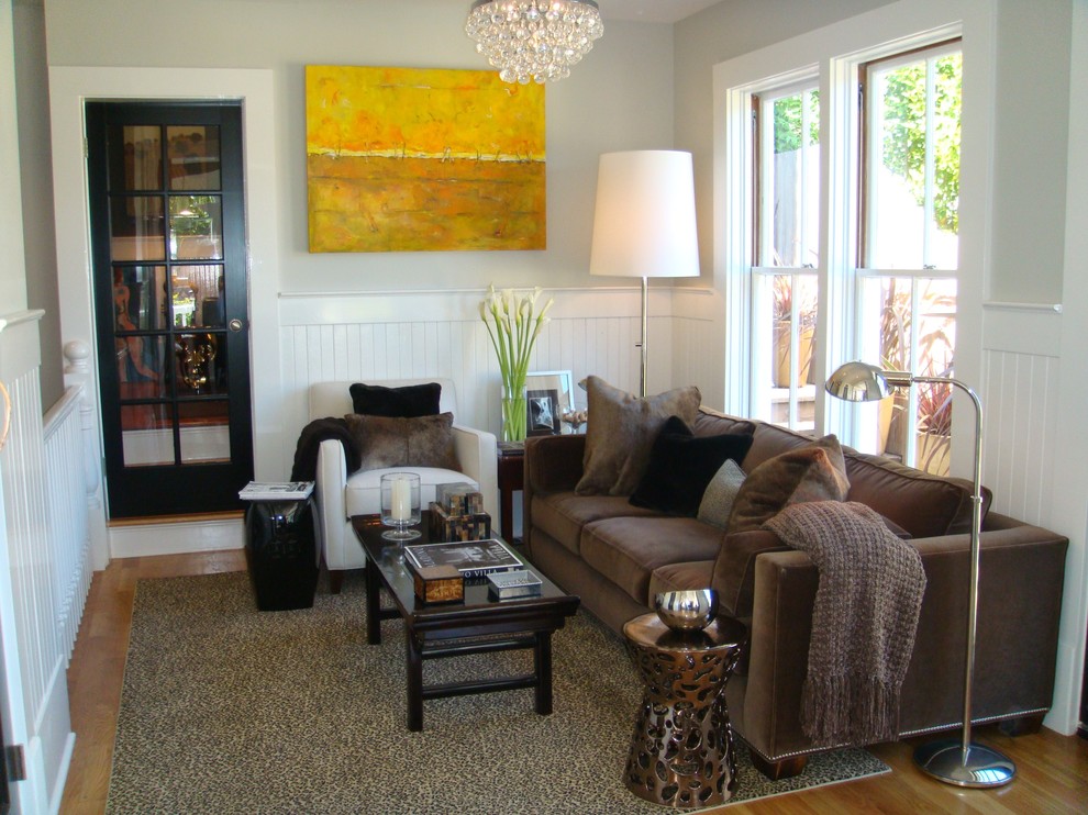 Идея дизайна: маленькая гостиная комната в современном стиле с коричневым диваном для на участке и в саду