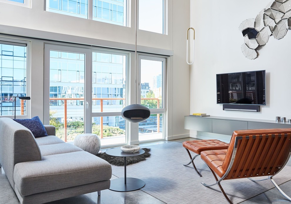 Idee per un piccolo soggiorno minimal aperto con pareti bianche, pavimento in cemento, camino sospeso e TV a parete