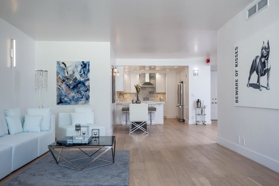 Offenes, Mittelgroßes Modernes Wohnzimmer mit hellem Holzboden und weißer Wandfarbe in Los Angeles