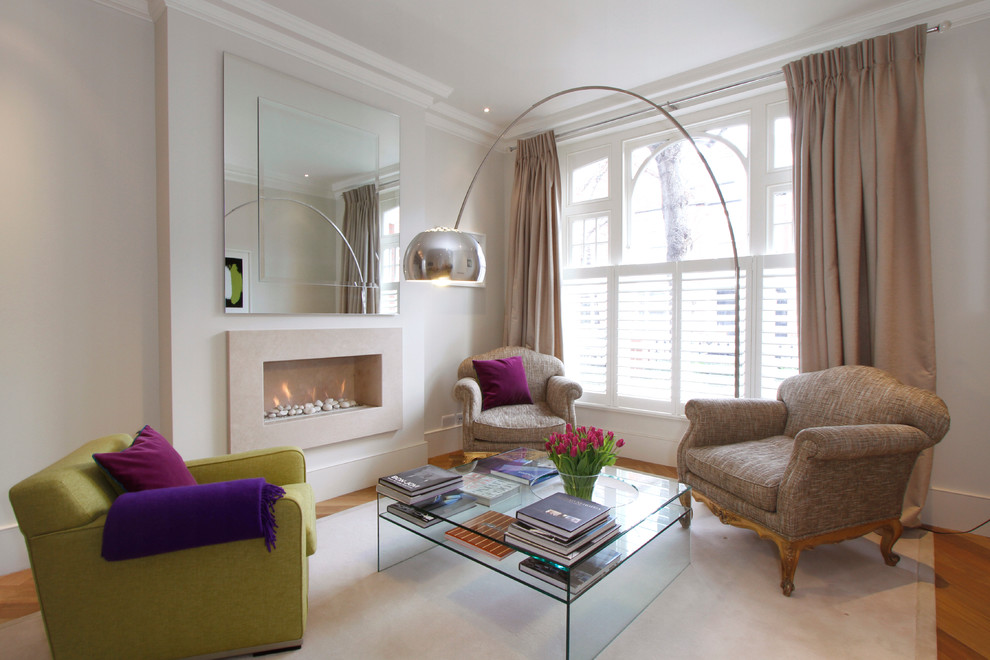 Mittelgroßes, Fernseherloses Modernes Wohnzimmer mit weißer Wandfarbe und Gaskamin in London