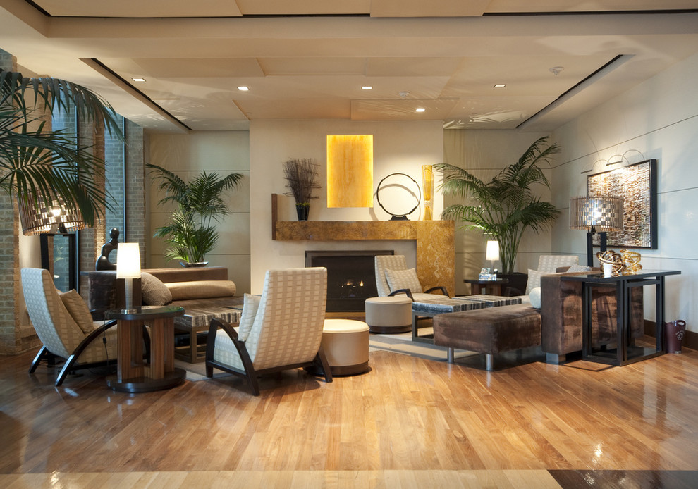 Стильный дизайн: большая гостиная комната в современном стиле с бежевыми стенами и стандартным камином - последний тренд