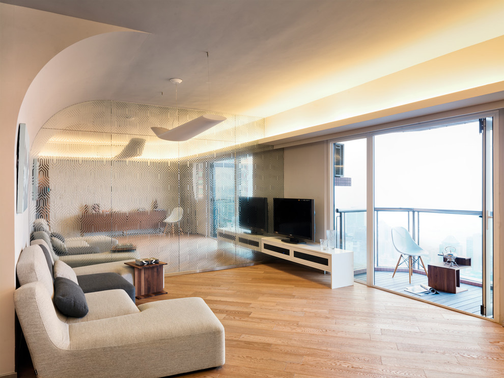 Пример оригинального дизайна: гостиная комната в современном стиле с белыми стенами, светлым паркетным полом и отдельно стоящим телевизором без камина
