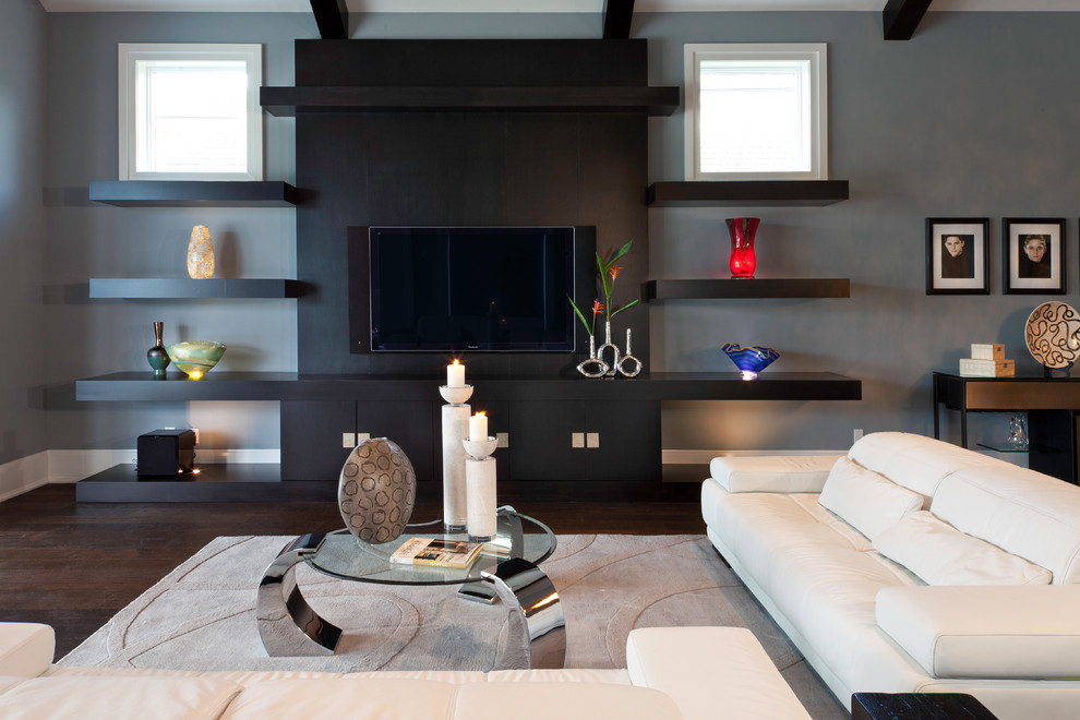 Immagine di un soggiorno minimal con pareti grigie e parquet scuro