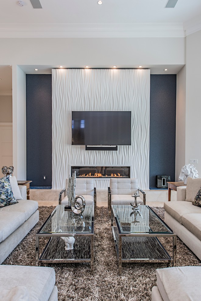 Пример оригинального дизайна: гостиная комната в современном стиле с синими стенами, горизонтальным камином, телевизором на стене и ковром на полу
