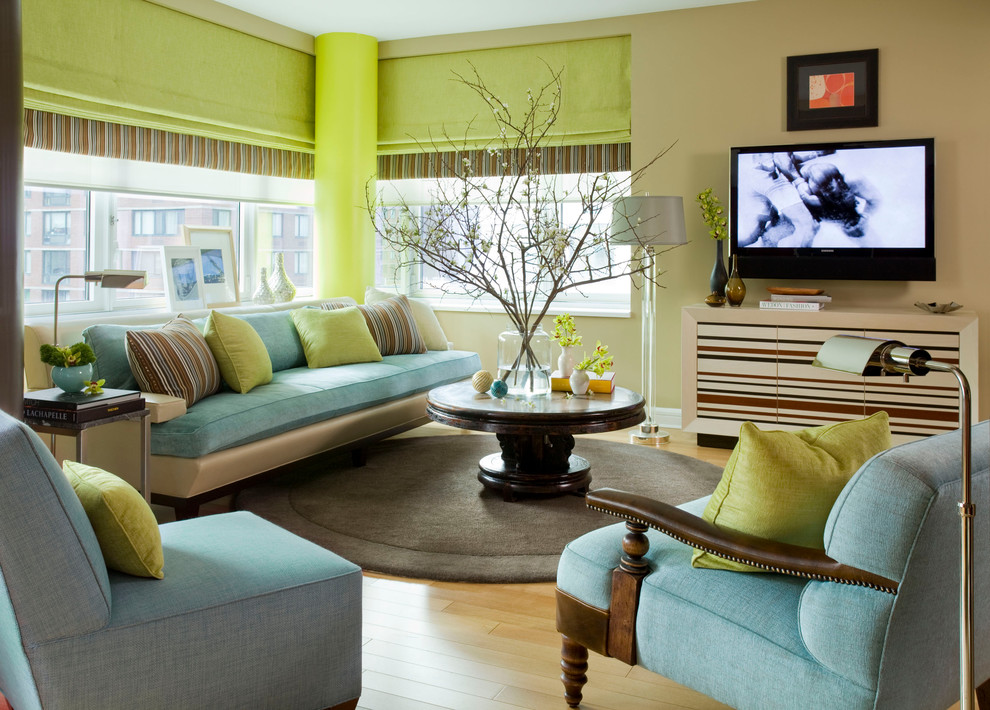 Inspiration för moderna vardagsrum, med beige väggar och en väggmonterad TV