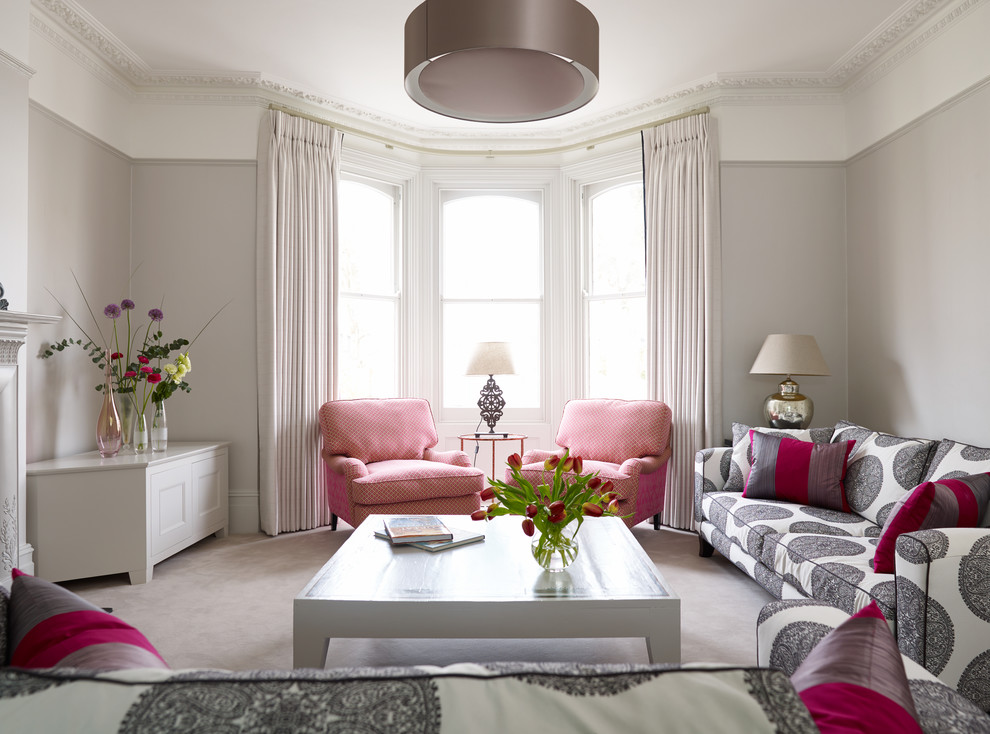 Repräsentatives Klassisches Wohnzimmer mit grauer Wandfarbe, Teppichboden und beigem Boden in Sussex
