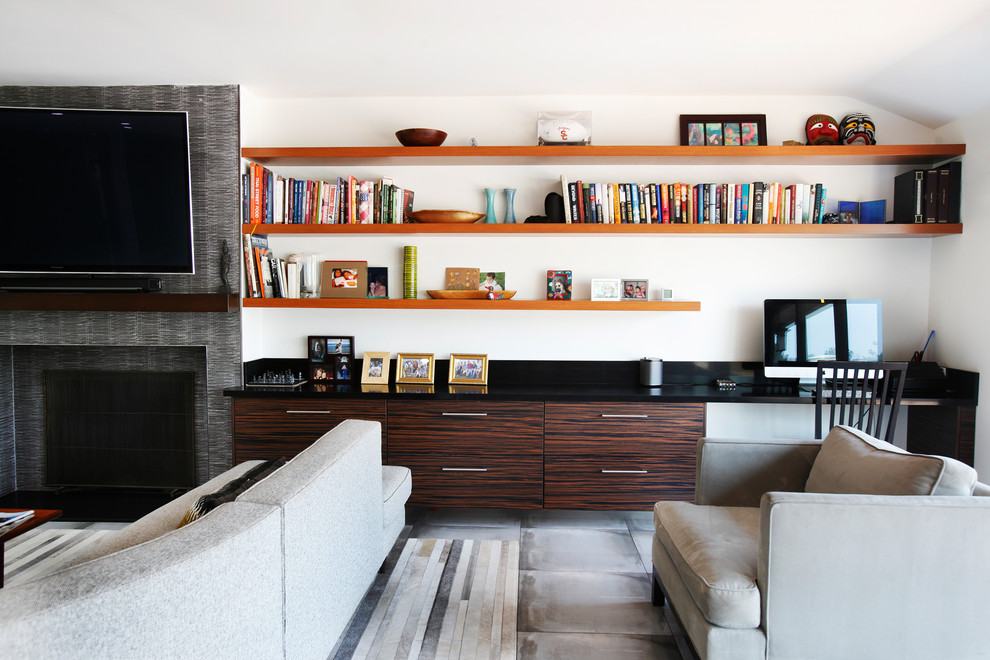 Mittelgroßes, Offenes Modernes Wohnzimmer mit weißer Wandfarbe, Kamin, TV-Wand und grauem Boden in Los Angeles