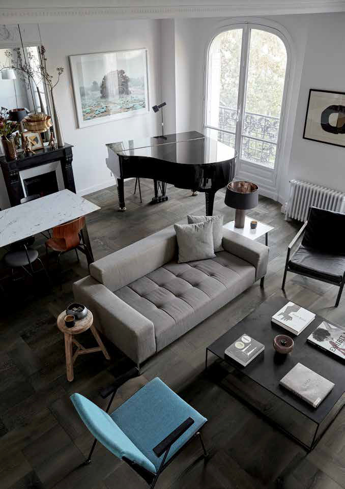 Ispirazione per un grande soggiorno minimal con sala della musica, pareti bianche, pavimento in gres porcellanato, camino classico e pavimento grigio