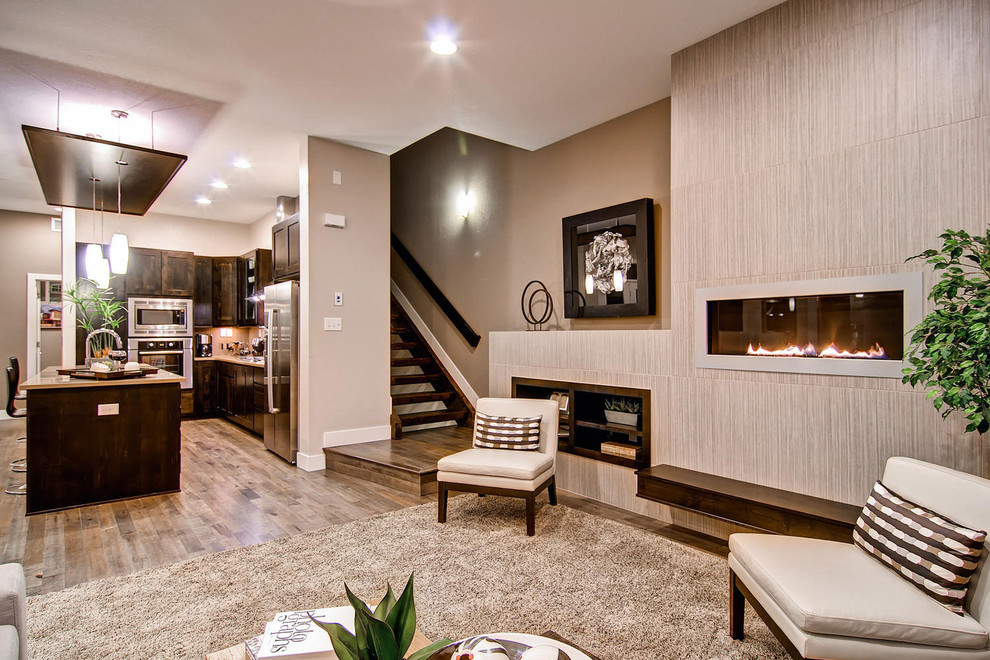 Idee per un soggiorno contemporaneo aperto con pareti beige, camino lineare Ribbon e pavimento grigio