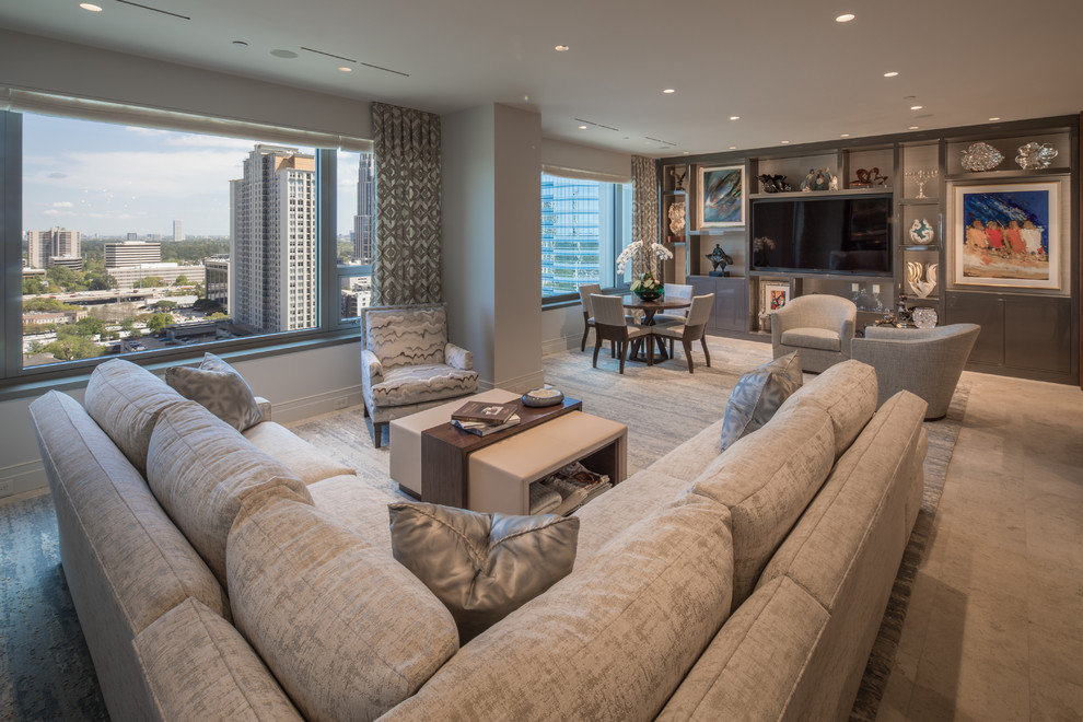 Immagine di un soggiorno design aperto con pareti grigie, TV a parete e pavimento beige