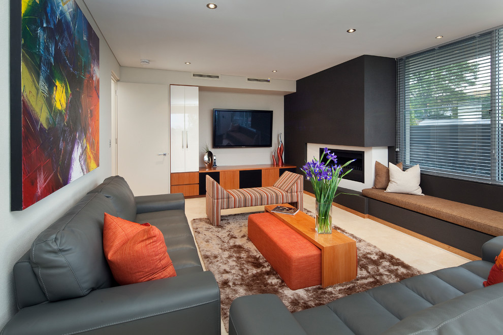 Пример оригинального дизайна: изолированная гостиная комната в современном стиле с горизонтальным камином, телевизором на стене, белыми стенами и полом из травертина