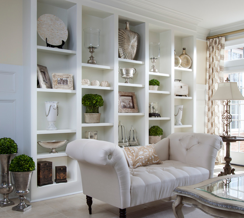 Immagine di un grande soggiorno classico aperto con pareti beige e pavimento con piastrelle in ceramica