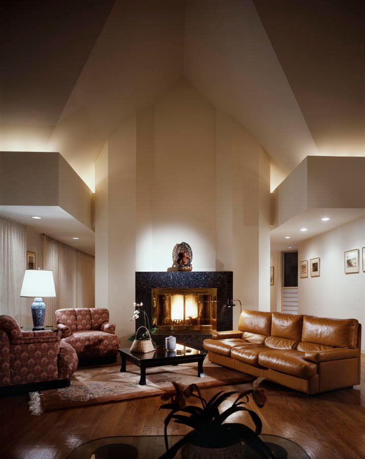 Cette photo montre un grand salon tendance ouvert avec une salle de réception, un mur blanc, parquet clair, une cheminée standard, un manteau de cheminée en pierre et aucun téléviseur.