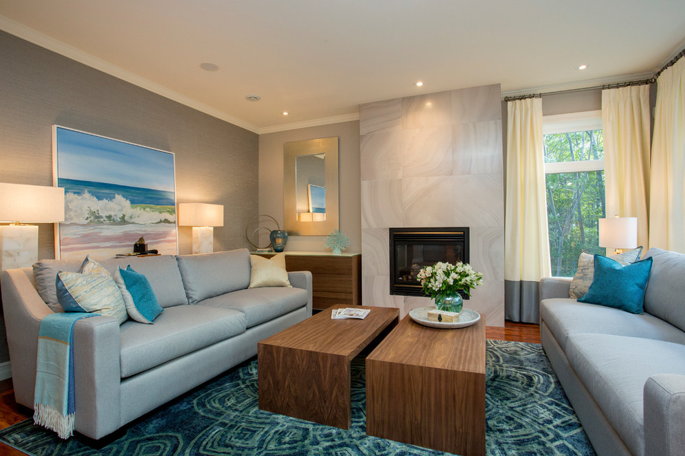 Свежая идея для дизайна: гостиная комната среднего размера в современном стиле с серыми стенами и фасадом камина из плитки - отличное фото интерьера