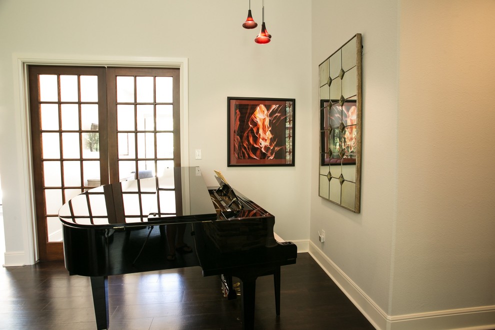 Aménagement d'un grand salon contemporain ouvert avec une salle de musique, un mur gris, un sol en vinyl, une cheminée d'angle, un manteau de cheminée en pierre et un téléviseur encastré.