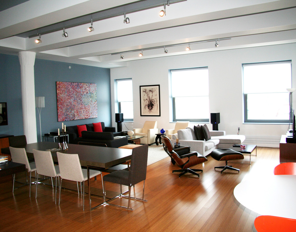 Свежая идея для дизайна: большая двухуровневая гостиная комната в современном стиле с синими стенами и светлым паркетным полом - отличное фото интерьера