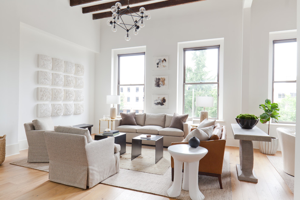 Foto di un ampio soggiorno design aperto con pareti bianche, parquet chiaro, sala formale, nessun camino e pavimento beige
