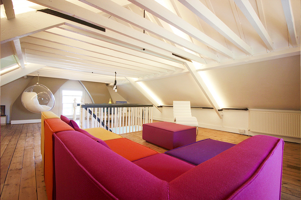 Aménagement d'un salon moderne de taille moyenne et ouvert avec une salle de réception, un mur blanc et un sol en bois brun.