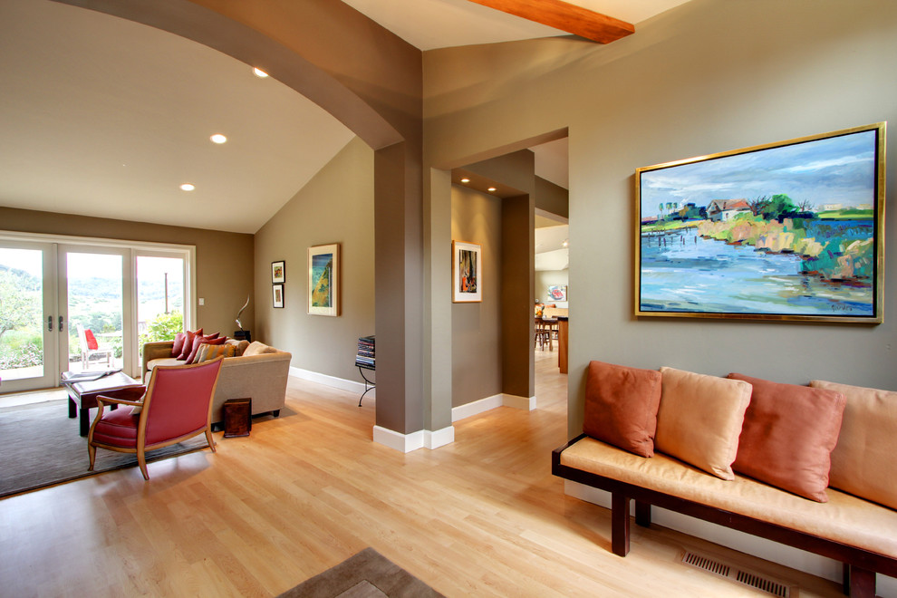 Источник вдохновения для домашнего уюта: гостиная комната в стиле неоклассика (современная классика) с коричневыми стенами и ковром на полу