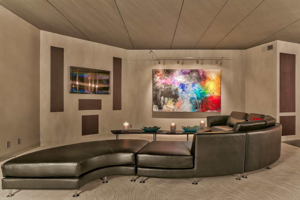 Foto di un grande soggiorno design con pareti beige, moquette, nessun camino, TV a parete e pavimento beige