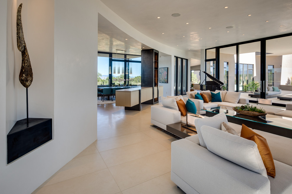Стильный дизайн: открытая гостиная комната в современном стиле с горизонтальным камином и бежевым полом - последний тренд