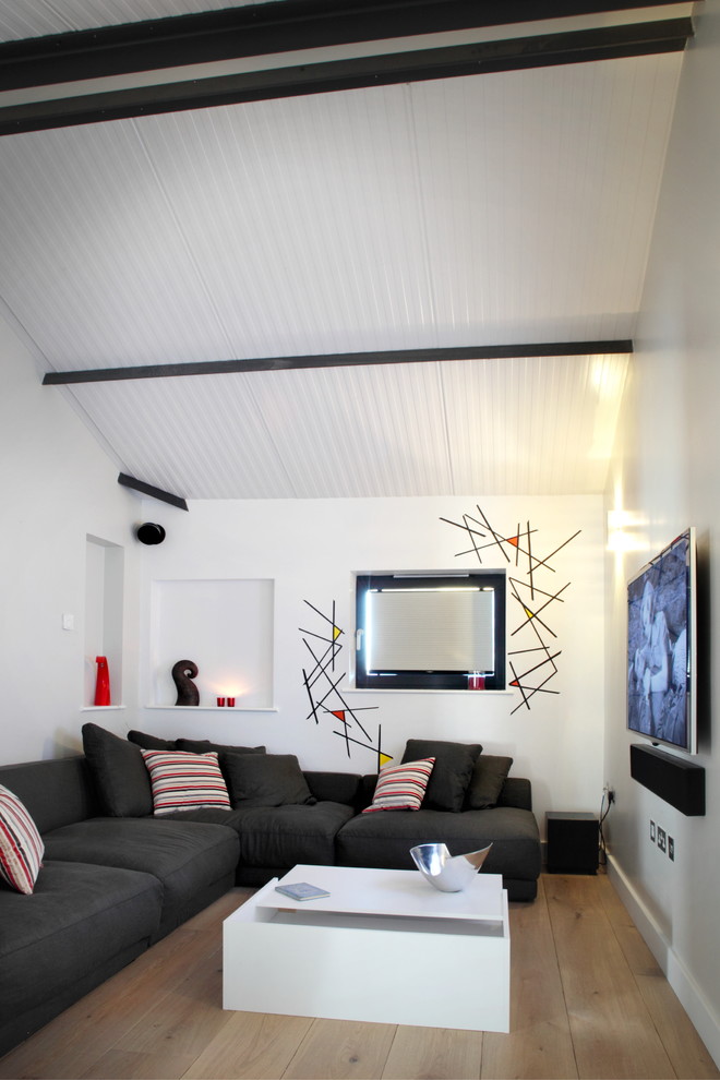 Ispirazione per un soggiorno contemporaneo di medie dimensioni e chiuso con pareti bianche, parquet chiaro e TV a parete