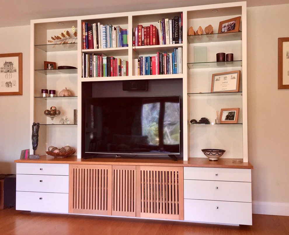 Abgetrenntes Modernes Wohnzimmer mit hellem Holzboden und Multimediawand in Buckinghamshire