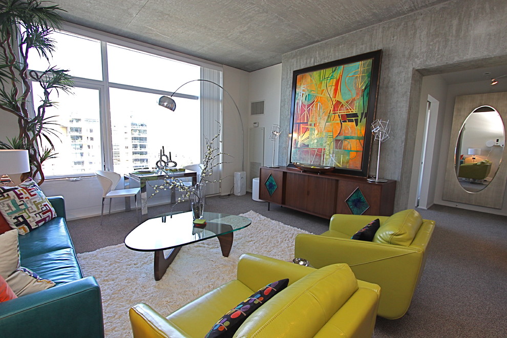 Стильный дизайн: большая открытая гостиная комната в стиле модернизм с серыми стенами, ковровым покрытием, серым полом и ковром на полу - последний тренд