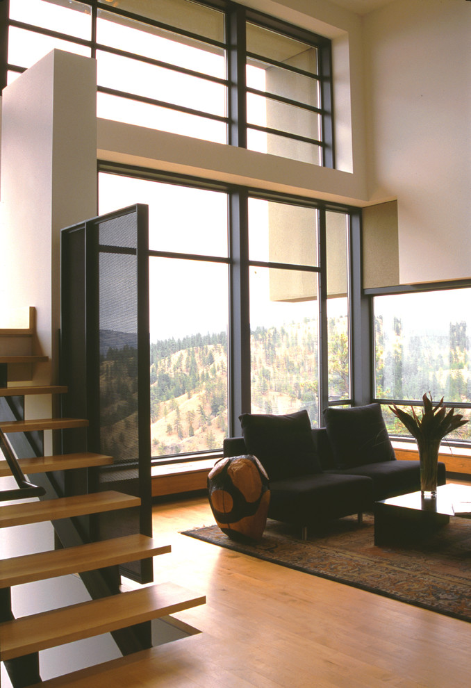 Foto di un soggiorno contemporaneo di medie dimensioni e aperto con sala formale, pareti beige e parquet chiaro