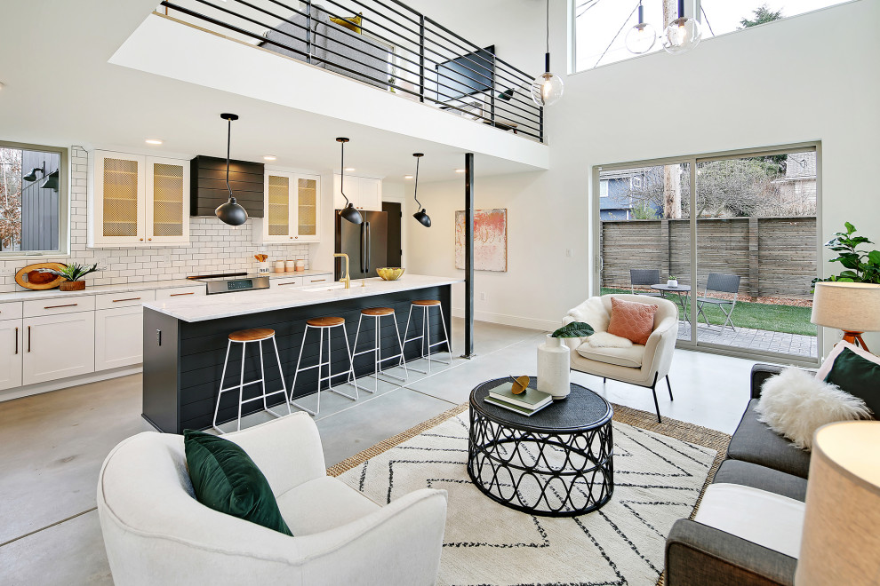 Großes, Repräsentatives Modernes Wohnzimmer im Loft-Stil mit weißer Wandfarbe, braunem Holzboden und TV-Wand in Seattle