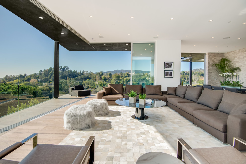 Geräumiges, Offenes Modernes Wohnzimmer mit hellem Holzboden, TV-Wand und beigem Boden in Los Angeles