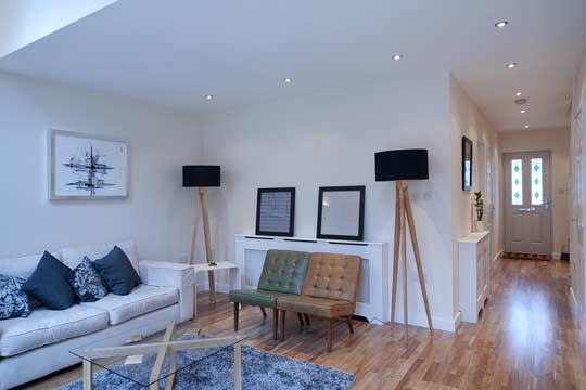 Mittelgroßes, Repräsentatives, Offenes Modernes Wohnzimmer ohne Kamin mit weißer Wandfarbe und braunem Holzboden in Buckinghamshire