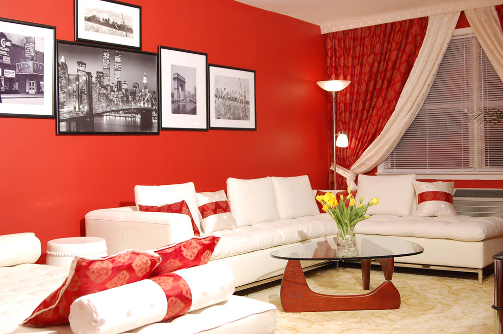 ニューヨークにあるコンテンポラリースタイルのおしゃれなリビング (赤い壁、赤いカーテン) の写真