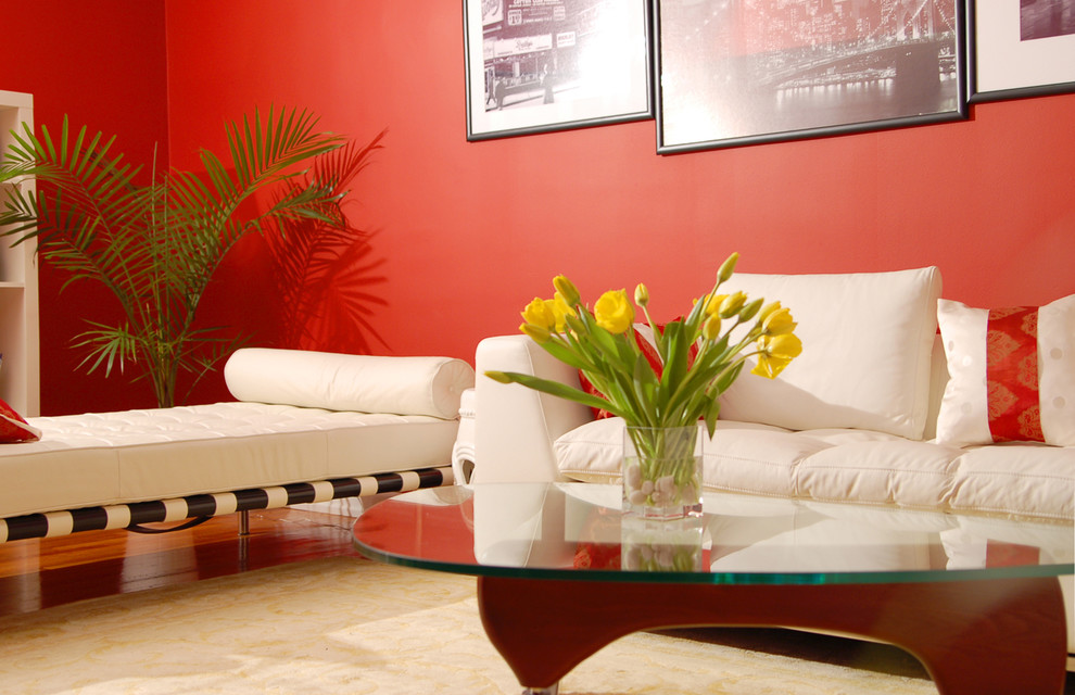 Exempel på ett modernt vardagsrum, med röda väggar