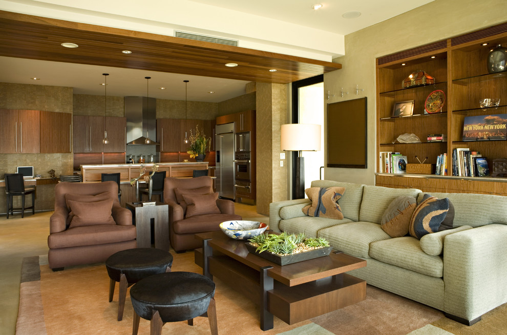 Offenes Modernes Wohnzimmer mit beiger Wandfarbe in Orange County