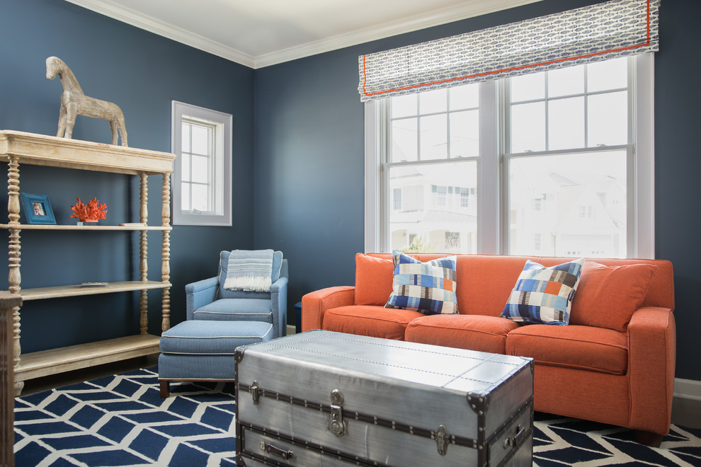 Idee per un soggiorno costiero di medie dimensioni e chiuso con pareti blu, parquet scuro e pavimento marrone