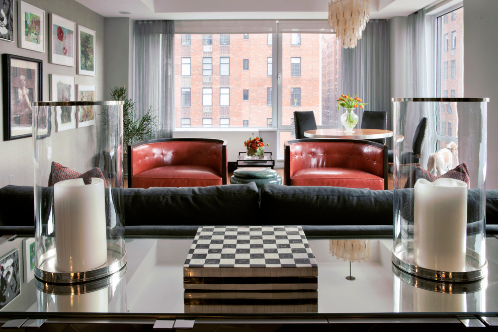Mittelgroßes, Fernseherloses, Offenes Modernes Wohnzimmer ohne Kamin mit grauer Wandfarbe und braunem Holzboden in New York