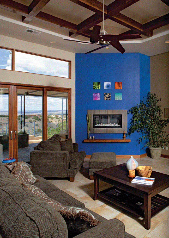Cette image montre un salon design ouvert avec un mur bleu, un sol en carrelage de porcelaine, une cheminée d'angle, un manteau de cheminée en métal et un sol beige.