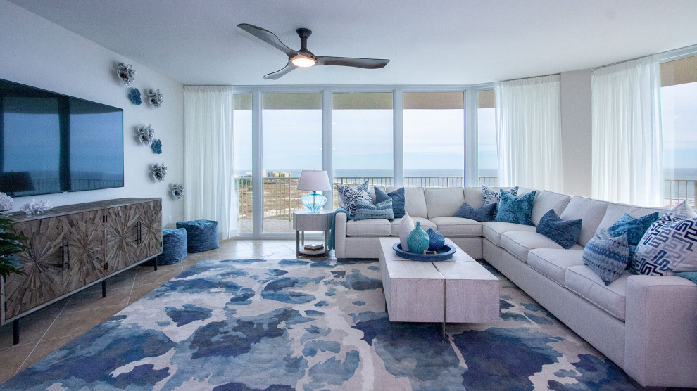 Immagine di un grande soggiorno classico aperto con pareti bianche, pavimento in gres porcellanato, TV a parete e pavimento beige