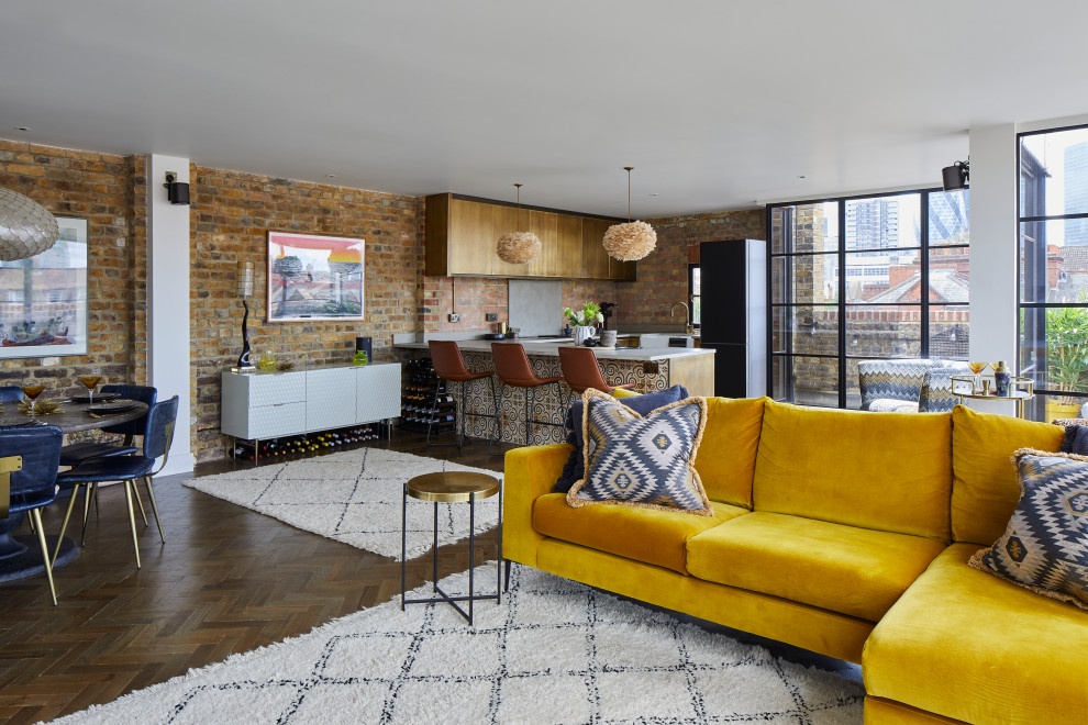 Offenes Modernes Wohnzimmer mit roter Wandfarbe, braunem Holzboden, braunem Boden und Ziegelwänden in London