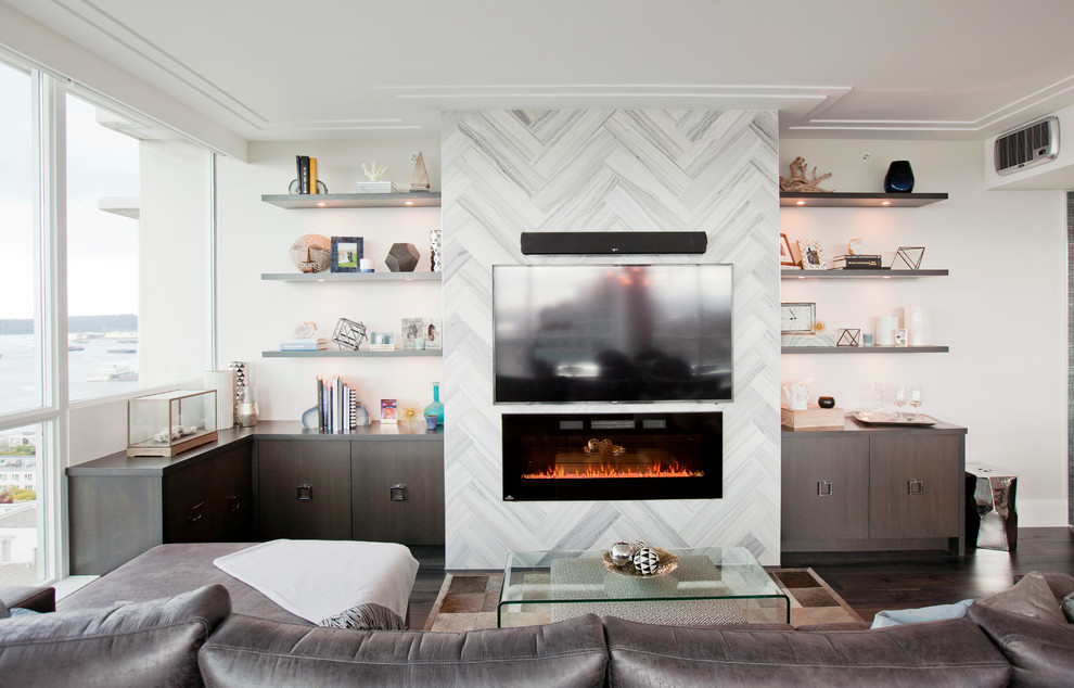 バンクーバーにあるラグジュアリーな広いコンテンポラリースタイルのおしゃれなリビング (白い壁、濃色無垢フローリング、標準型暖炉、石材の暖炉まわり、壁掛け型テレビ) の写真