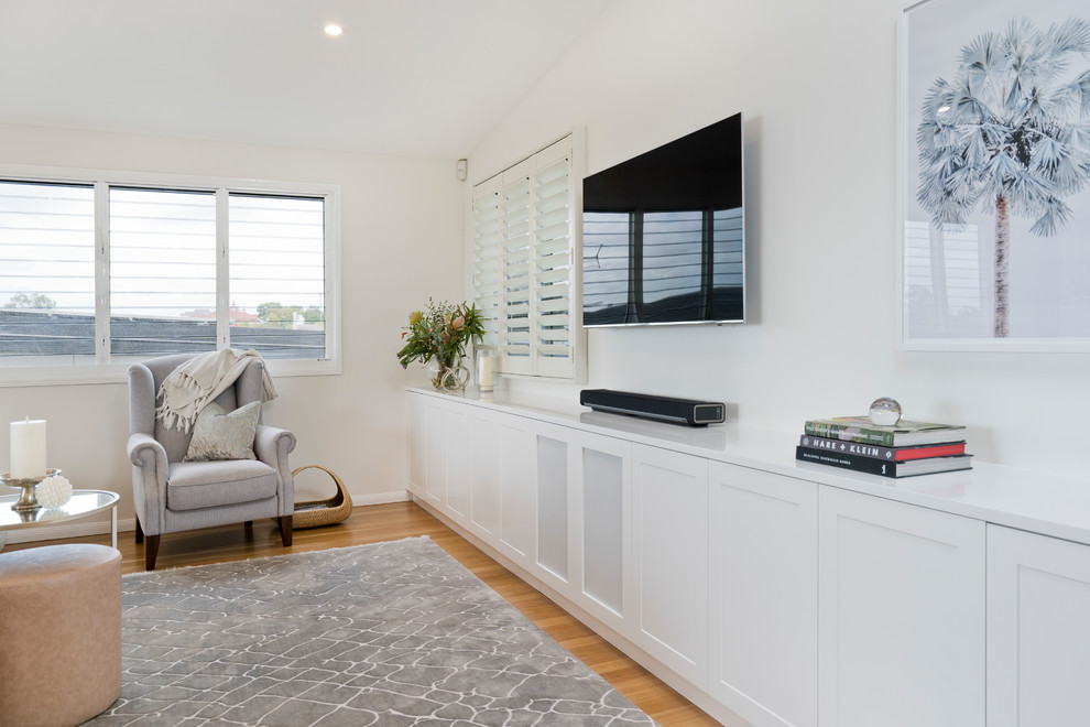 Ispirazione per un grande soggiorno design aperto con pareti bianche, parquet chiaro, TV a parete e pavimento marrone