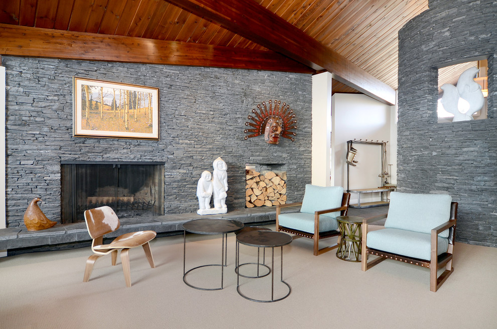 Idee per un soggiorno contemporaneo con moquette e cornice del camino in pietra
