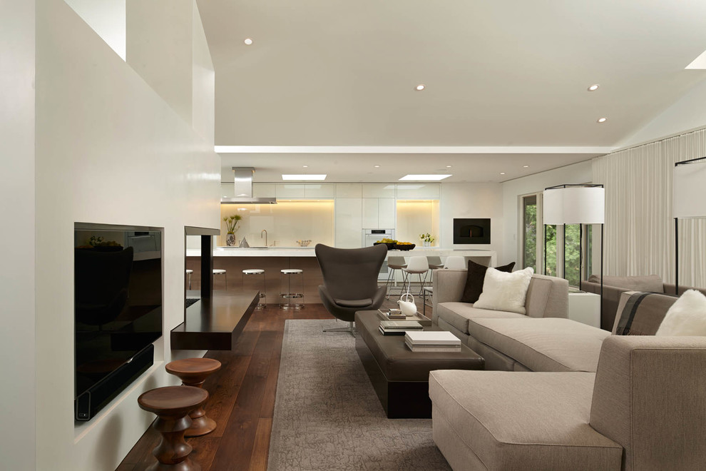 Immagine di un grande soggiorno contemporaneo aperto con sala formale, pareti bianche, pavimento in legno massello medio e camino bifacciale